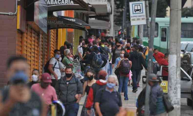Ruas do Centro de Belo Horizonte ficaram cheias com início da reabertura do comércio(foto: Alexandre Guzanshe/EM/D.A Press)