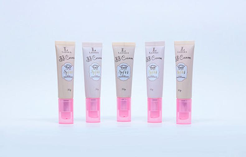 O BB Cream Clareador da Latika é super hidratante e ainda conta com fator de proteção solar 44. Um grande aliado para a sua pele!(foto: Tô Bonita/Divulgação) Foto de vários produtos BB Cream da Latika, mostrando a variedade de cores