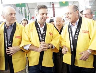 A�cio Neves, entre Jos� Serra (E) e Geraldo Alckmin, em visita ao 17� Festival do Jap�o: aposta dos tucanos na capital paulista(foto: Igo Estrela/PSDB)
