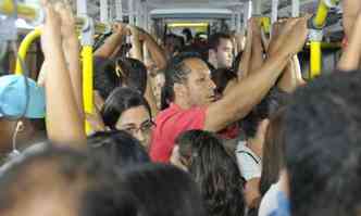 Passageiros enfrentam nibus cheios diariamente em BH e na Regio Metropolitana(foto: Juarez Rodrigues/EM/D.A Press)