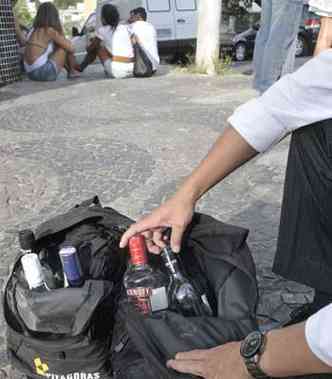 Comissrio da Vara da Infncia e Juventude confiscou bebidas alcolicas encontradas dentro de mochilas na rua Amadee Peret com Deputado Jlio Otaviano Pereira(foto: Juliana Flister /Esp.EM/D.A Press)