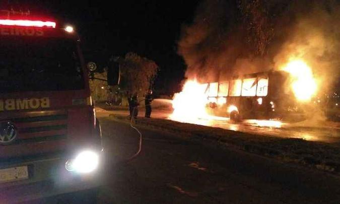 Veículo foi incendiado e ficou completamente destruído(foto: Corpo de Bombeiros/Divulgação) Veículo foi incendiado e ficou completamente destruído(foto: Corpo de Bombeiros/Divulgação)