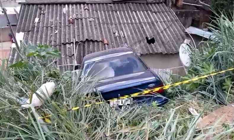 Carro atingiu o telhado da casa(foto: Divulgao/Corpo de Bombeiros)