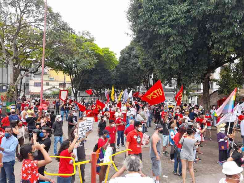 Representantes da Central nica dos Trabalhadores (CUT) e de partidos de oposio marcaram presena no protesto contra o chefe do Executivo