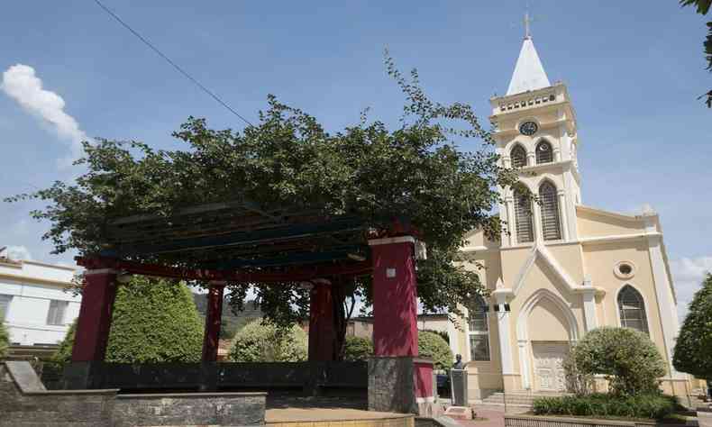 praa com uma igreja