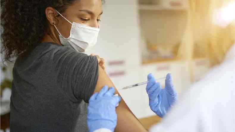 Mulher sendo vacinada