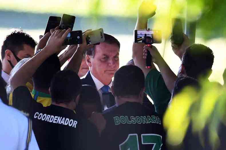 Bolsonaro entre apoiadores: presidente insiste sistematicamente em divulgar teses negacionistas sobre a pandemia de COVID e urna eletrnica(foto: EVARISTO S/AFP)