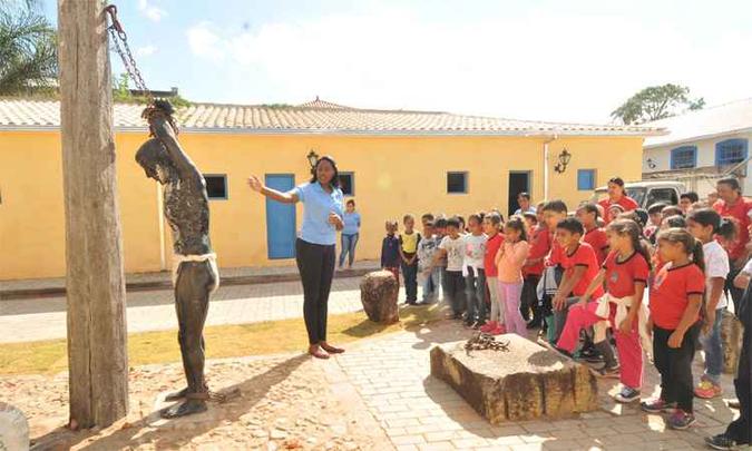 Guiados por Grasiele Ribeiro, alunos de escola municipal observam recriação do pelourinho e aprendem sobre passado de sofrimento e luta dos escravos(foto: Jair Amaral/EM/DA Press) Guiados por Grasiele Ribeiro, alunos de escola municipal observam recriação do pelourinho e aprendem sobre passado de sofrimento e luta dos escravos(foto: Jair Amaral/EM/DA Press)