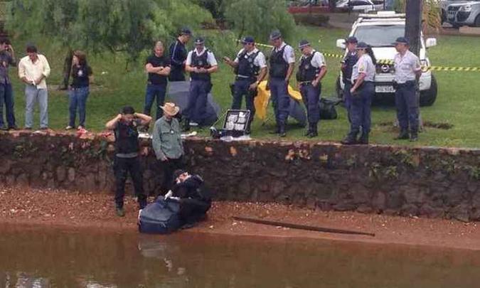 Corpo é retirado no Lago Paranoá, em Brasília, no Distrito Federal, na manhã dessa quinta-feira(foto: Antônio Cunha/DA Press) Corpo é retirado no Lago Paranoá, em Brasília, no Distrito Federal, na manhã dessa quinta-feira(foto: Antônio Cunha/DA Press)