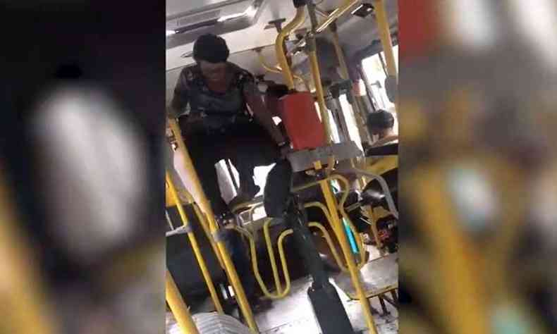 Motorista de ônibus é agredido em BH e idosa pula catraca para fugir Gerais Estado de Minas