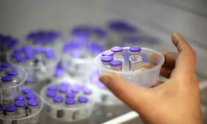 Os freezers tm capacidade para armazenar as doses da vacina a -80C(foto: AFP / Pascal POCHARD-CASABIANCA )