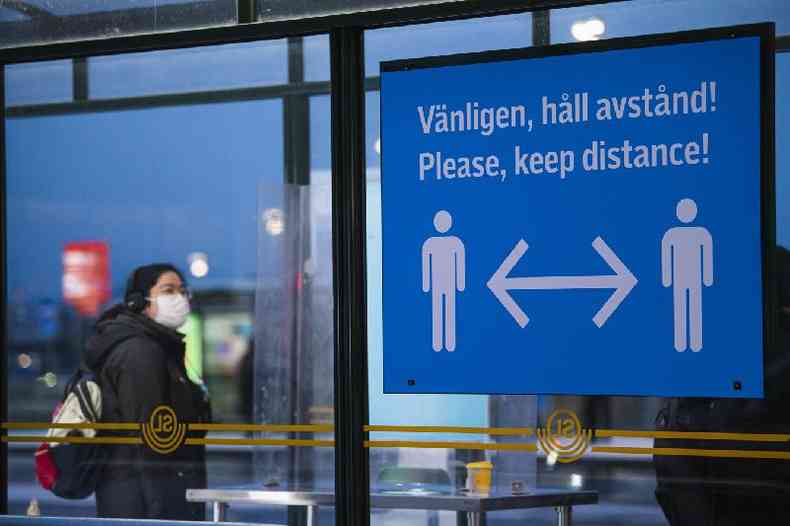 Uma mulher aguarda o ônibus em 7 de janeiro de 2021, em Estocolmo ( AFP / Jonathan Nackstrand)
