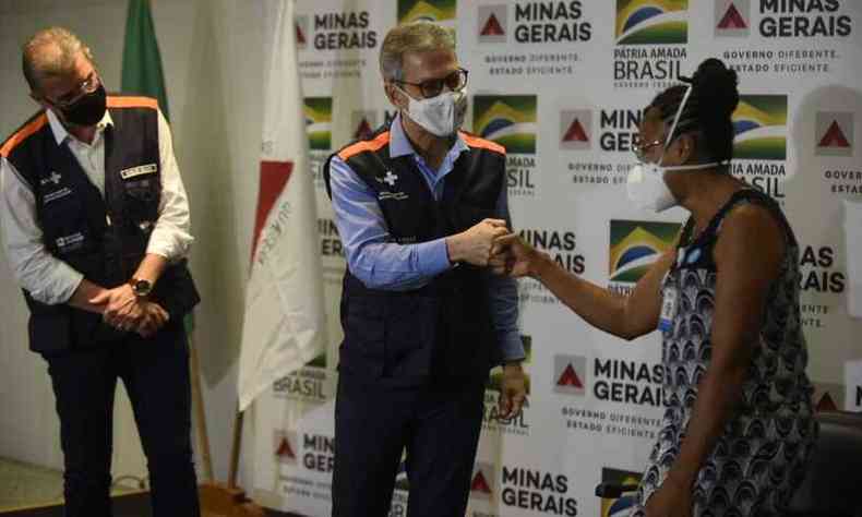 Romeu Zema com Maria Bom Sucesso, de 57 anos, tcnica de enfermagem, a primeira vacinada em Minas(foto: Alexandre Resende/Nitro)