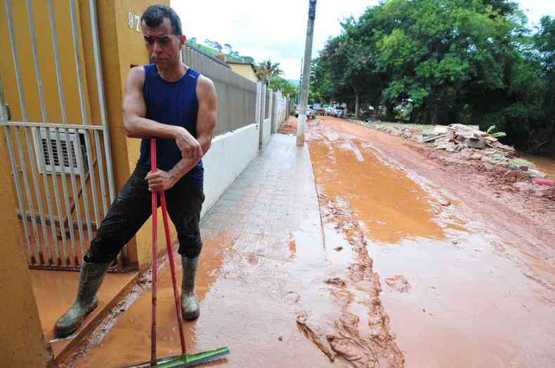 O mdico Ronald Dias ainda tenta limpar a casa: 'No tem uma s pessoa que no conhea algum que teve prejuzos e sofrimento'(foto: Ramon Lisboa/EM/D.A Press)