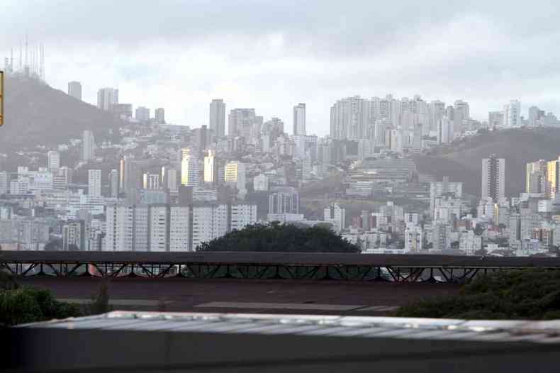 Vista de cima de BH, com tempo acinzentado