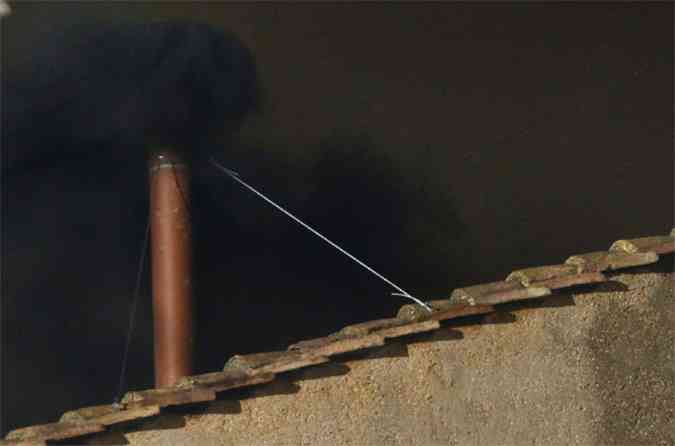 Fumaa negra anunciou indefinio na primeira votao(foto: REUTERS/Tony Gentile )