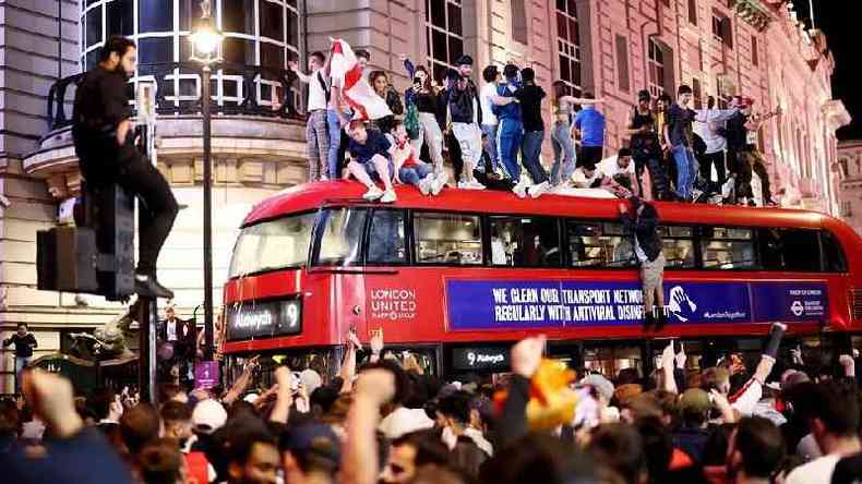 No Piccadilly Circus, em Londres, torcedores bloquearam tráfego enquanto comemoravam vitória da Inglaterra na semifinal da Euro(foto: Reuters)