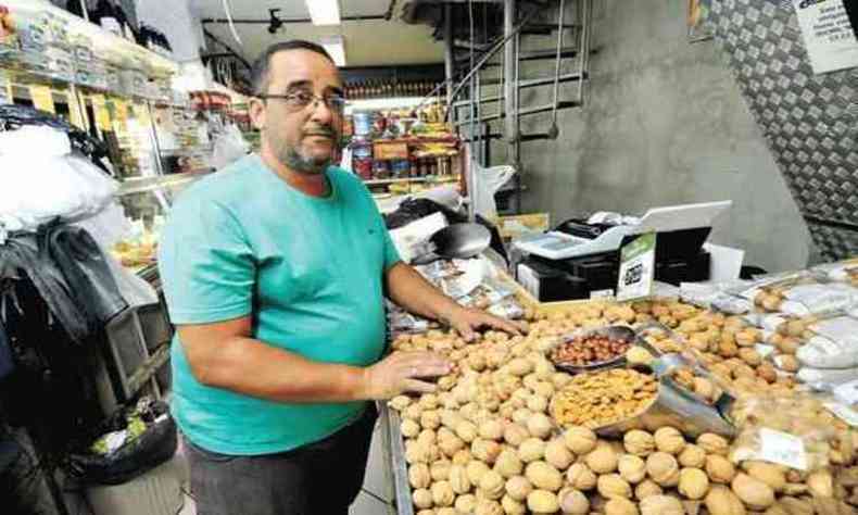 Gerente de loja no Mercado Central, Alexandre Cndido reclama da forte oscilao no valor dos produtos(foto: Gladyston Rodrigues/EM/D.A Press )