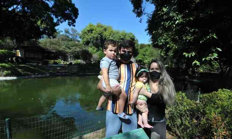 Natan Ramos com sua esposa e filhos, curtindo a visita aos animais do zoolgico sem aglomerao(foto: Gladyston Rodrigues/EM/D.A Press)