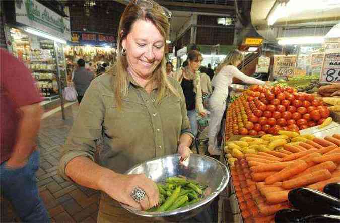 A professora Mnica Tavares se assustou com o quilo do vegetal a R$ 8,99 no Mercado Central. Ela conta que reduziu o consumo para compensar o reajuste(foto: Marcos Michelin/EM/D.A Press)