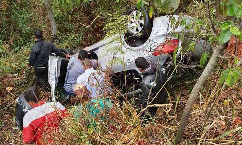 A capotagem do carro foi na rodovia MG-030, sentido Nova Lima(foto: Guarda Civil Municipal de Nova Lima/ Divulgao)