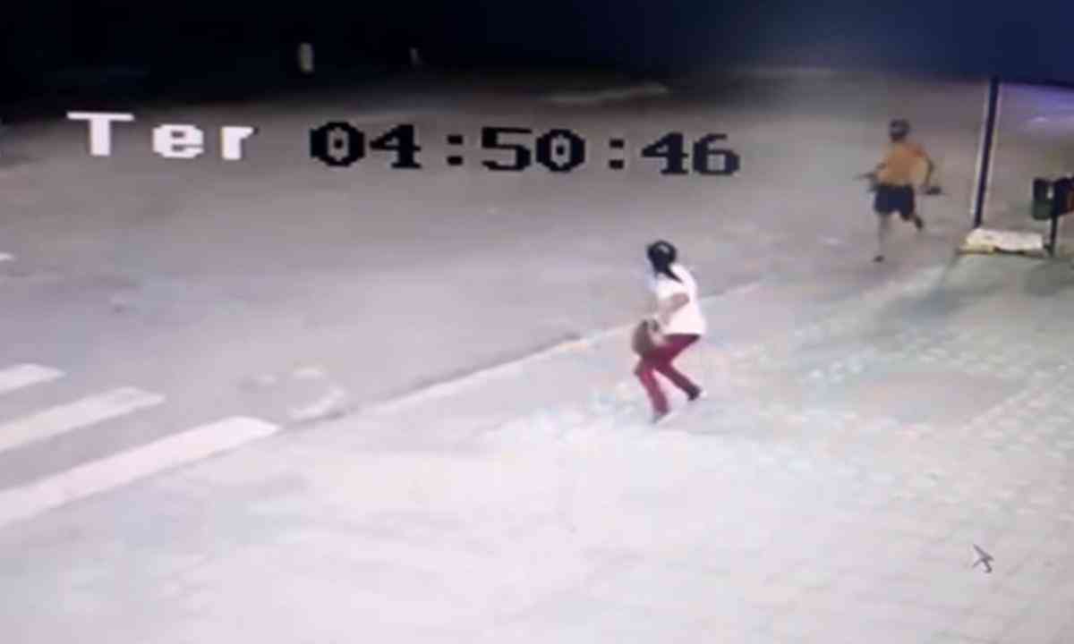 Vídeo: armado com garrafa, homem persegue mulher, dá rasteira e leva bolsa  - Gerais - Estado de Minas