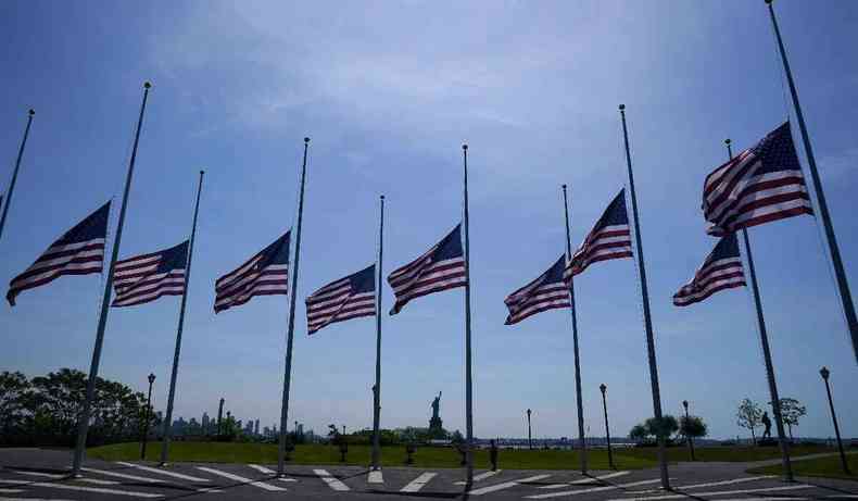 Bandeiras dos EUA hasteadas a meio mastro, em sinal de luto.