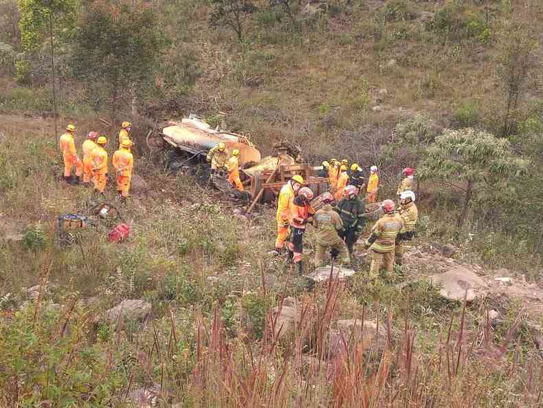 Caminho cai em ribanceira e bombeiros so acionados(foto: CBMMG/Divulgao)