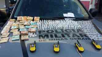 A droga foi encontrada com a ajuda de ces farejadores(foto: Polcia Militar/ Divulgao)