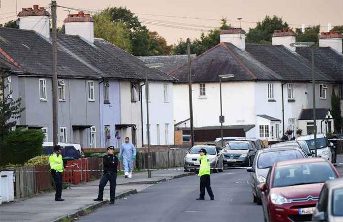 Investigadores fazem buscas em uma casa como parte das investigações(foto: Chris J Ratcliffe/AFP) Investigadores fazem buscas em uma casa como parte das investigações(foto: Chris J Ratcliffe/AFP)