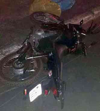 Moto envolvida no acidente(foto: Leonardo Alvarenga Santos)