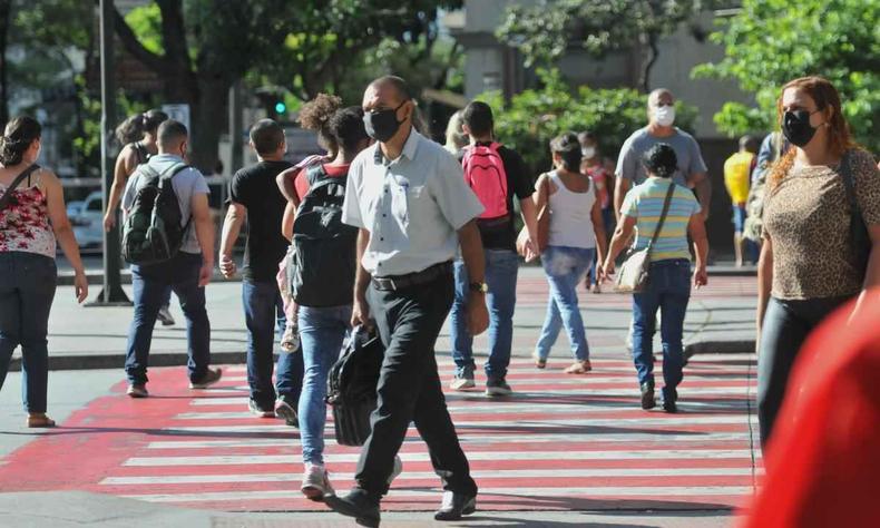 Pessoas circulando no centro de belo horizonte com mscara