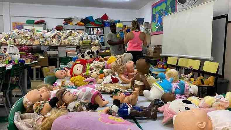Dezenas de bonecas em cima da mesa em sala de aula