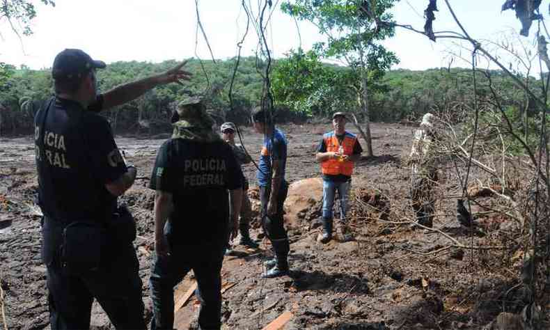 Policiais federais fazem mapeamento do dano causado pelo desastre para orientar a percia(foto: Paulo Filgueiras/EM/D.A Press)