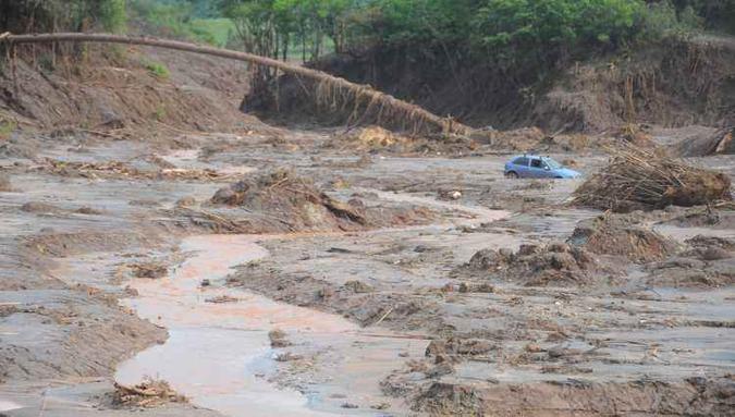 Mas maior parte do canal foi tomada pelos rejeitos de minério na região de Mariana (foto: Leandro Couri/EM/D.A Press) Mas maior parte do canal foi tomada pelos rejeitos de minério na região de Mariana (foto: Leandro Couri/EM/D.A Press)