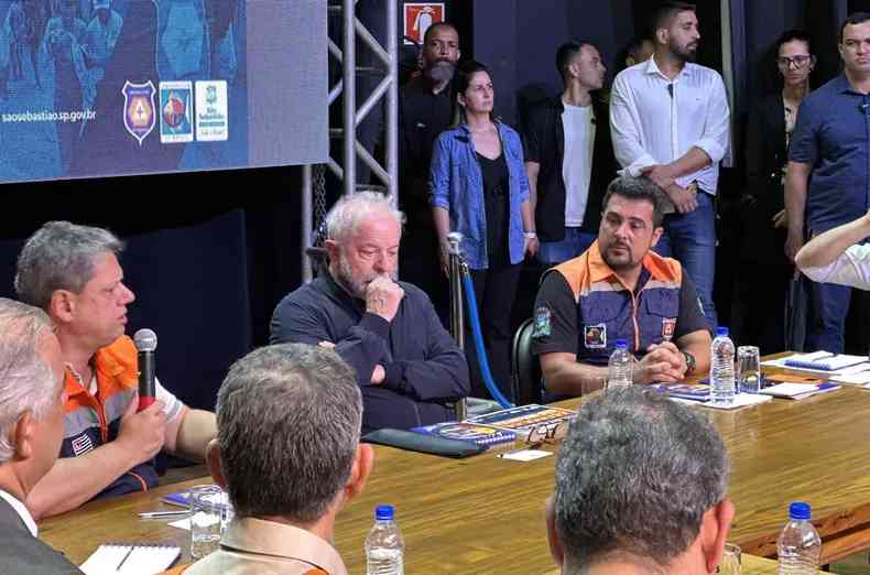 Tarcsio fala ao microfone ao lado de Lula
