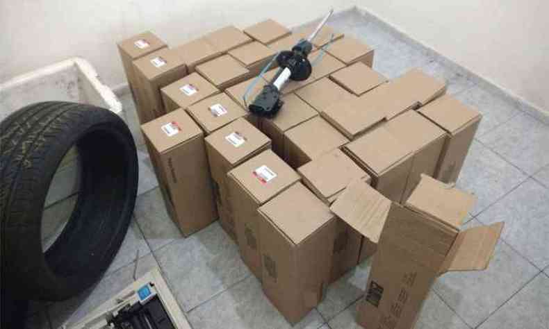 Polcia apreendeu caixas de peas falsificadas que eram comercializadas por um dos grupos(foto: Polcia Federal/Divulgao)
