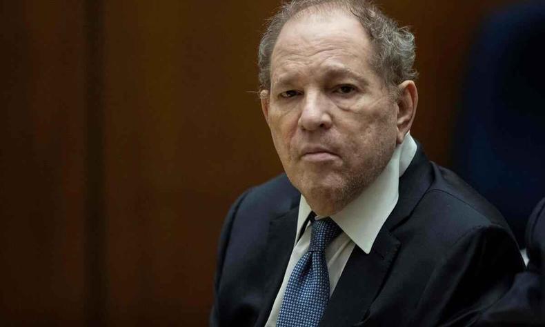 Harvey Weinstein perante a corte em Los Angeles, em 4 de outubro de 1922(foto: Etienne Laurent/AFP) Harvey Weinstein olha para a câmera em foto clicada na corte de Los Angeles