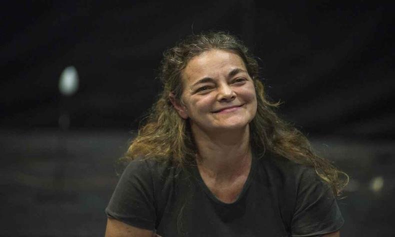 De camiseta preta, sentada no palco, In�s Peixoto sorri