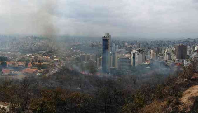 Reportagem do Estado de Minas flagra incndio na Serra do CurralLeandro Couri/EM/DA Press