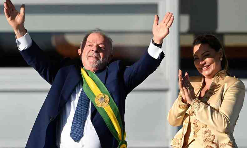 O presidente Lula acena com a faixa presidencial ao lado da primeira-dama Rosngela Silva