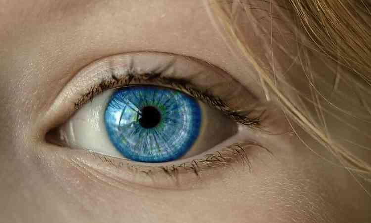 olho azul de uma mulher