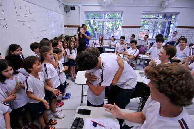 As crianas do fundamental entraram na sala dos padrinho, os formandos no ensino mdio, para lhes entregar as cartas escritas  mo(foto: Ramon Lisboa/EM/D.A Press)