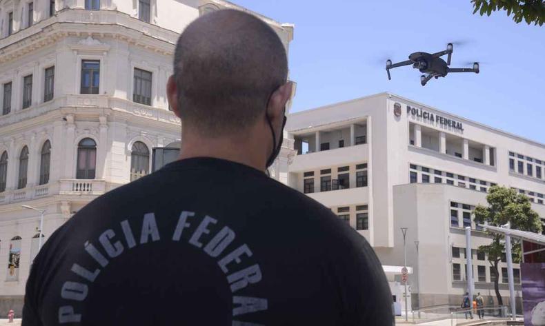 A PF começou a investigar o grupo depois que uma vítima da quadrilha conseguiu fugir(foto: Tânia Rego/Agência Brasil) Na foto, policial federal de costas e fachada da PF