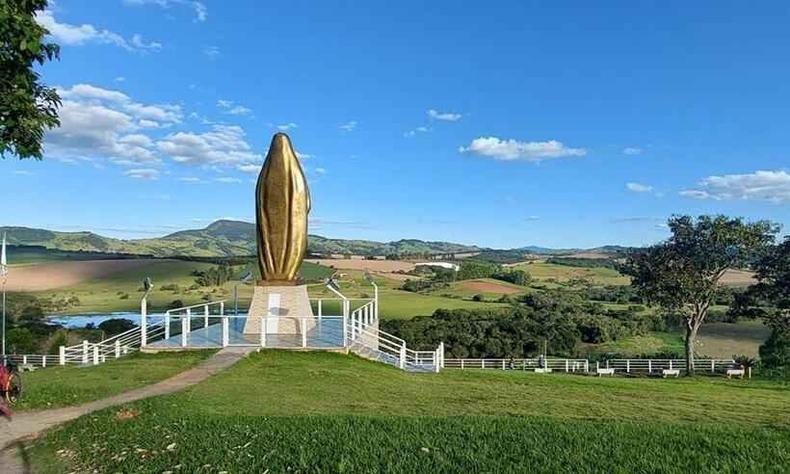 Mirante no alto da coluna com uma imagem enorme da Santa 