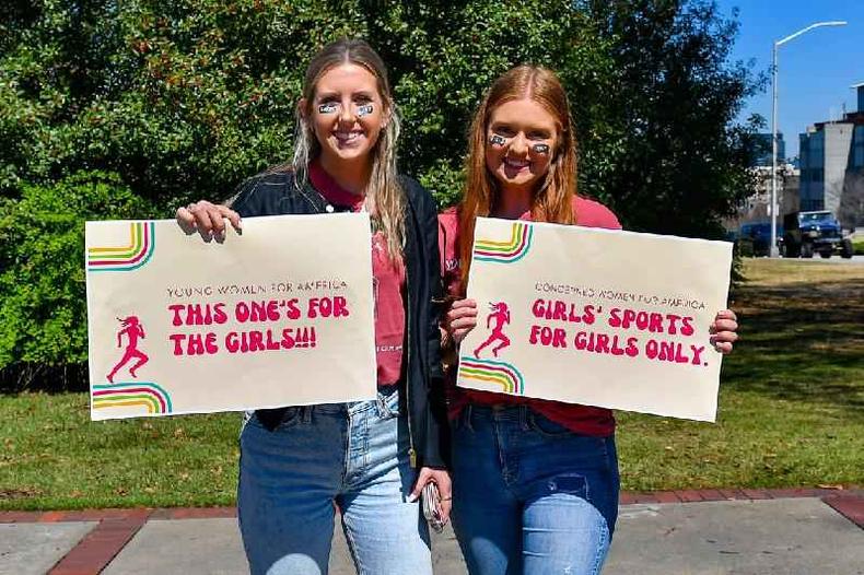 Manifestantes protestam em Atlanta com cartaz que diz: 'Esportes de meninas apenas para meninas'