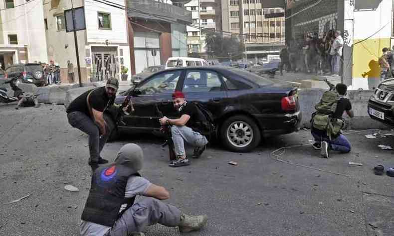 Homens se escondem atrs de carro durante confronto nas ruas de Beirute, capital do Lbano