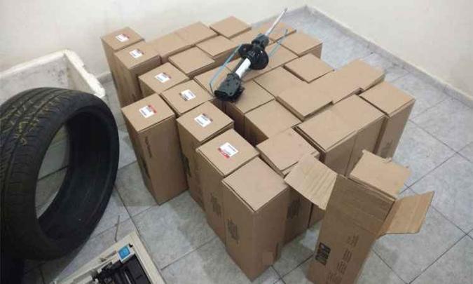 Polícia apreendeu caixas de peças falsificadas que eram comercializadas por um dos grupos(foto: Polícia Federal/Divulgação) Polícia apreendeu caixas de peças falsificadas que eram comercializadas por um dos grupos(foto: Polícia Federal/Divulgação)