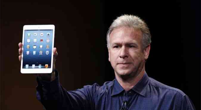 O vice presidente snior de marketing Philip Schiller mostra o iPad mini durante evento da Apple em San Jos, na California(foto: REUTERS/Robert Galbraith)