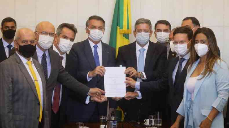 Presidente Jair Bolsonaro rodeado por parlamentares durante entrega da MP do Auxlio Brasil